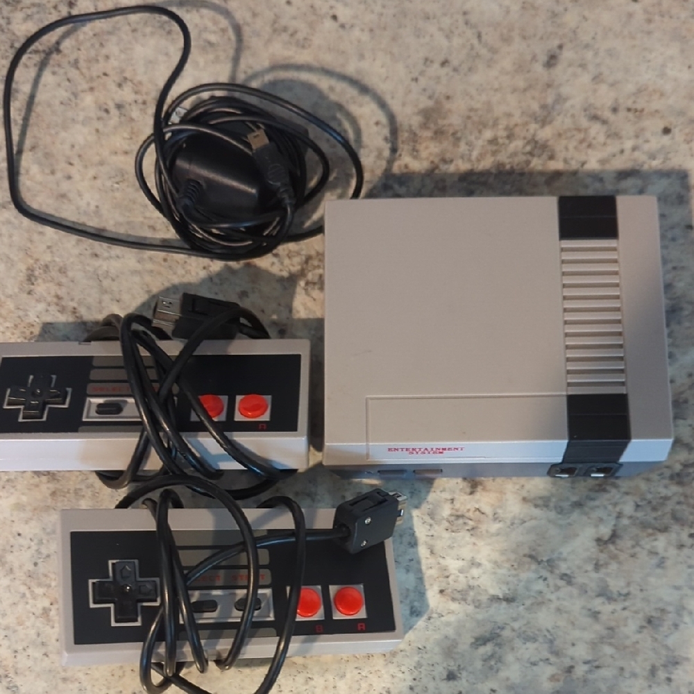 Mini 8 Bit Retro Video Game Console Built-In 621 Games